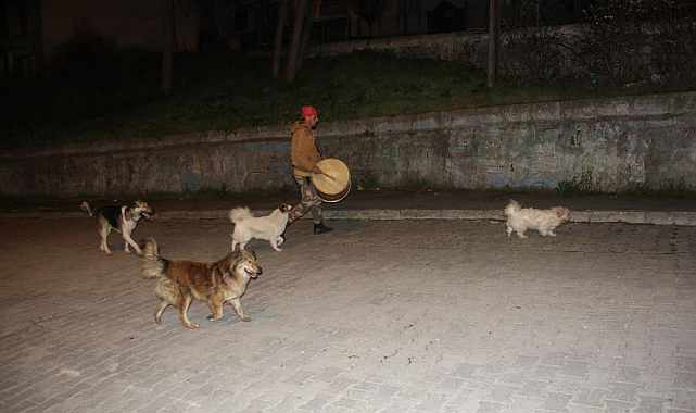 Ramazan davulcusuna sahurda patili dostları eşlik ediyor