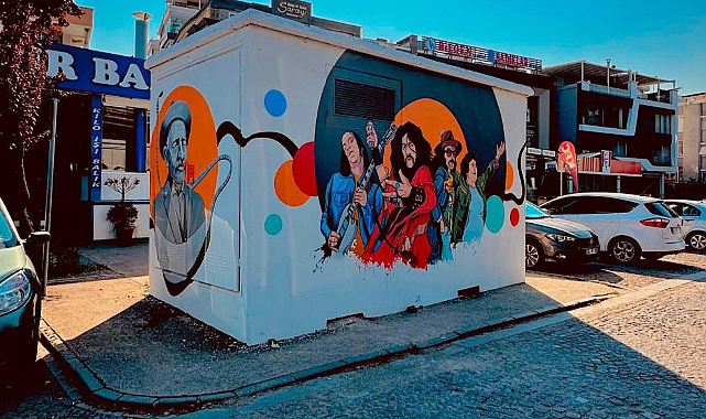 Resim öğretmeni elektrik trafolarını tuval gibi kullanıyor