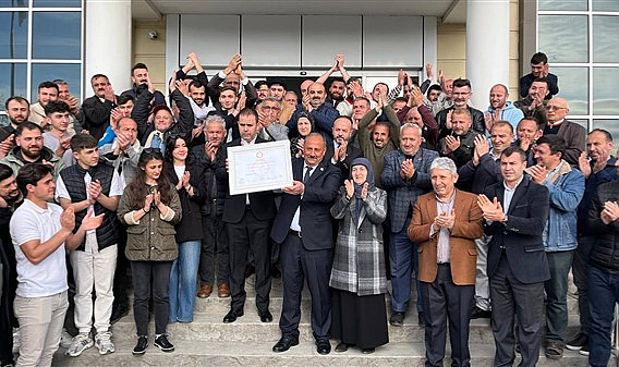 Salıpazarı Belediye Başkanı Refaettin Karaca mazbatasını aldı