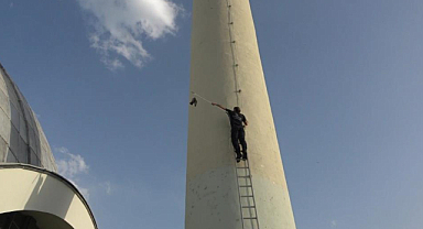 Samsun'da iftaiye minarede asılı kalan güvercin için seferber oldu