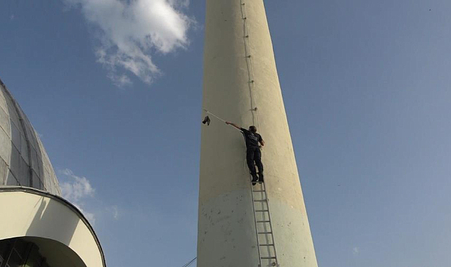 Samsun'da iftaiye minarede asılı kalan güvercin için seferber oldu