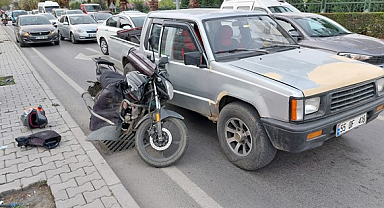 Samsun'da motosiklet kamyonet kapısına çarptı