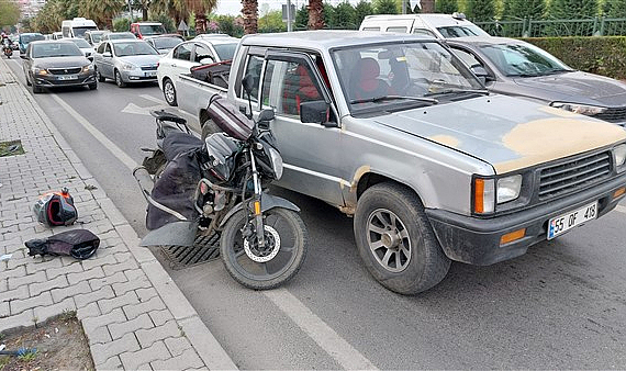 Samsun'da motosiklet kamyonet kapısına çarptı