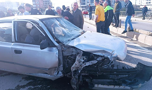 Samsun'da otomobil bariyere çarptı