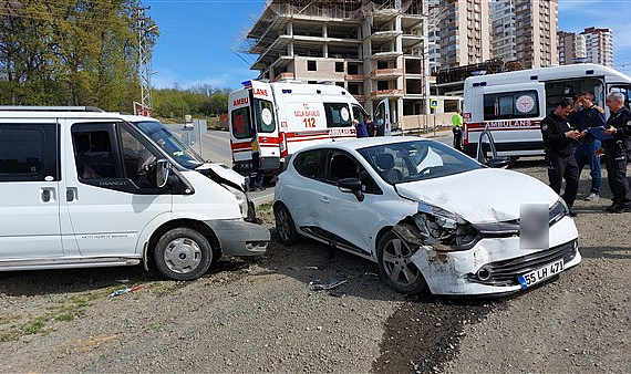 Samsun'da otomobil ve minibüs çarpıştı