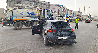 Samsun'da sebze yüklü kamyonet otomobile çarptı