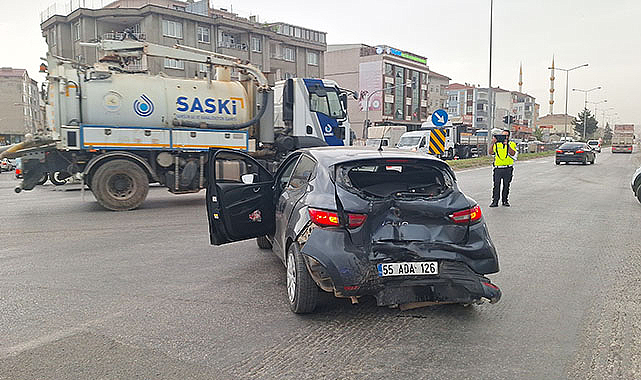Samsun'da sebze yüklü kamyonet otomobile çarptı