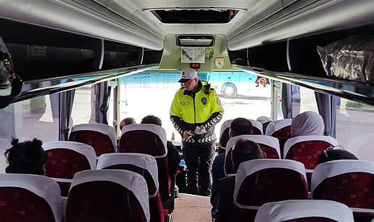 Samsun'da trafik polisleri yolcu ve sürücüleri uyardı