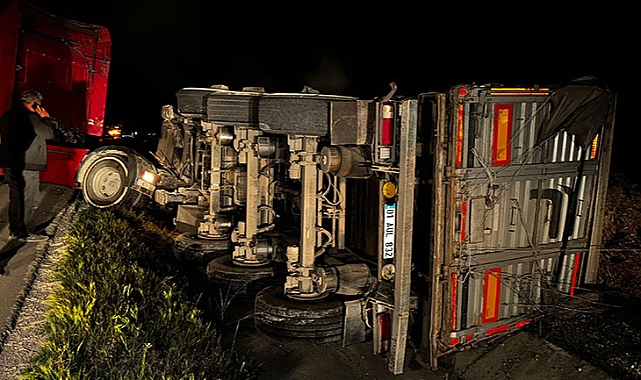 Samsun'da yonca yüklü tır şarampole devrildi