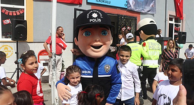 Samsun polisi 23 Nisan'ı çocuklarla kutladı 