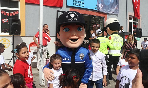 Samsun polisi 23 Nisan'ı çocuklarla kutladı 