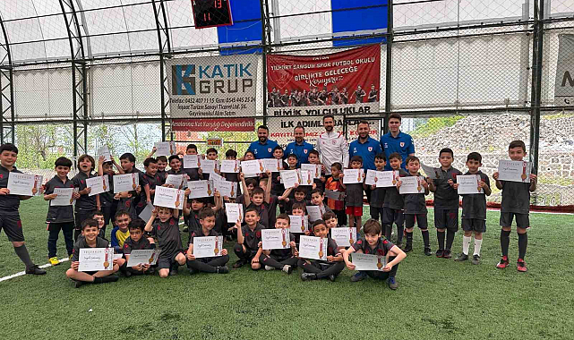 Samsunspor Futbol Okulları Fatsa'da minik sporculara teşekkür belgesi verdi