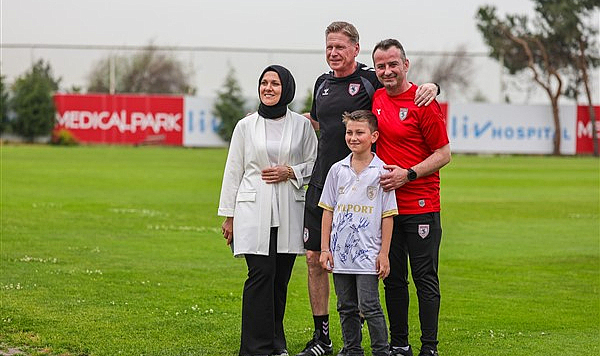 Samsunspor kaçan gol sonrası ağlayan minik taraftarı ağırladı