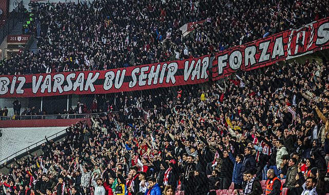 Samsunspor taraftarı takımını yalnız bırakmıyor