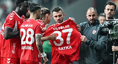 Samsunsporlu futbolcular golü Satka'ya armağan etti