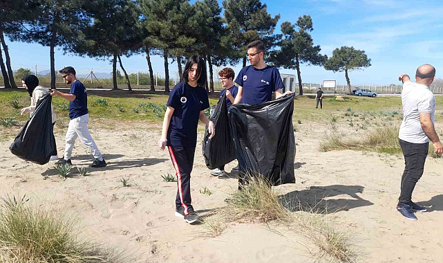 Sinop'ta öğrenciler sahil temizliği yaptı