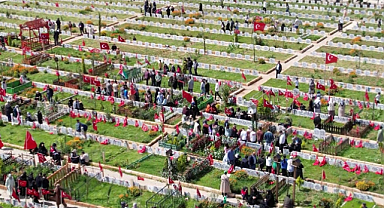 Tarifsiz acıların olduğu kentte hüzünlü bayram