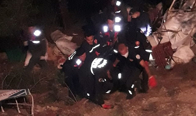 Tarım işçilerini taşıyan minibüs uçuruma düştü: 3 ölü, 18 yaralı