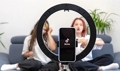 TikTok'ta Canlı yayın açarak para kazanmak