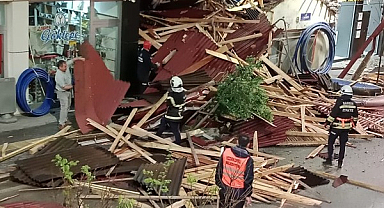 Vezirköprü'de fırtına çatıları uçurdu