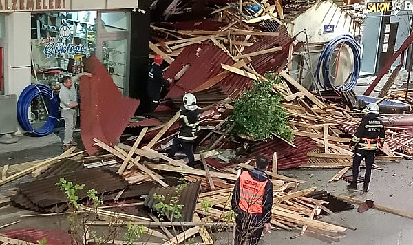 Vezirköprü'de fırtına çatıları uçurdu