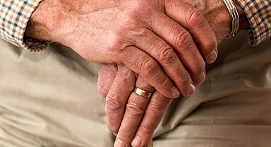 Yaşlılık hangi yaşta başlıyor?