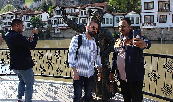Amasya'da selfie çeken şehzade heykeline saldırı   