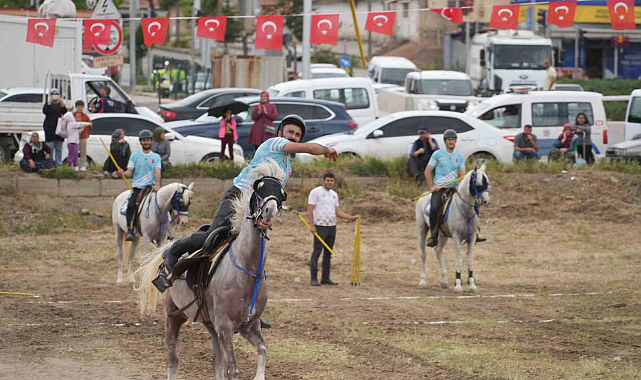 Asırlardır at üzerinde savaş oyunu oynuyorlar