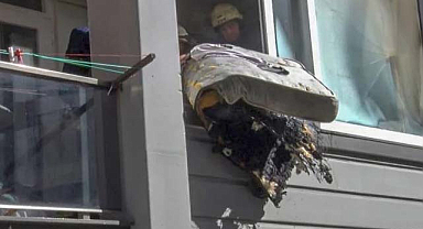 Balkonda alev alan yatak korkuttu