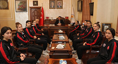 Başkan Doğan basketbolcuları ağırladı