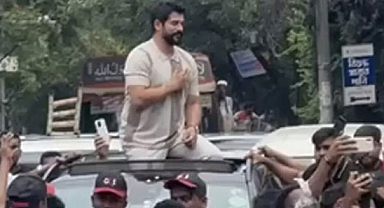 Burak Özçivit Bangladeş'e gitti! İzdiham yaşandı