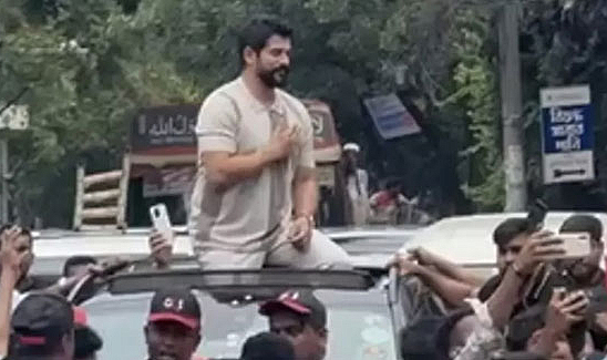 Burak Özçivit Bangladeş'e gitti! İzdiham yaşandı