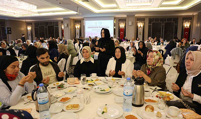 Depremde çocuklarını kaybetmiş annelerle buluştu