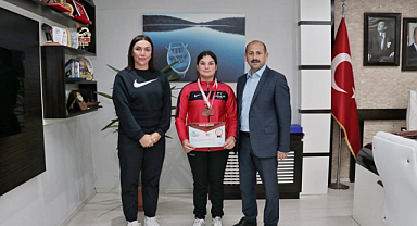 Dereci şampiyon güreşçiyi ağırladı