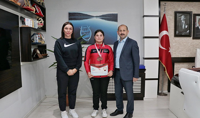 Dereci şampiyon güreşçiyi ağırladı