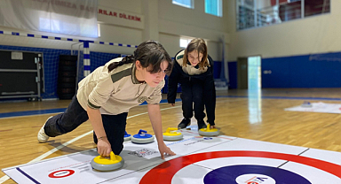 Floor Curling sporcuları Salıpazarı'nda yarıştı