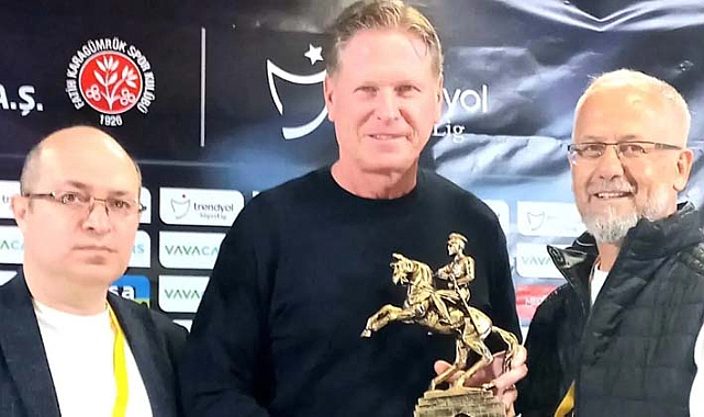 Gazetecilerden Gisdol'a Atatürk Anıtlı teşekkür