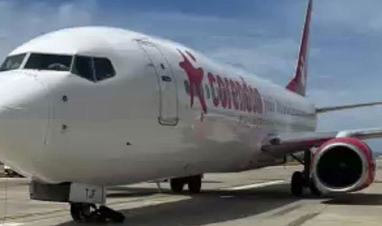 İniş sırasında uçağın tekeri patladı