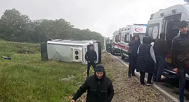 İşçileri taşıyan minibüs devrildi: Çok sayıda yaralı