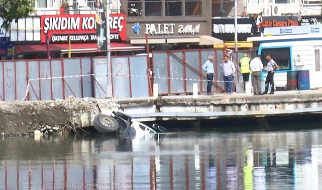 İstanbul'da kamyon denize düştü