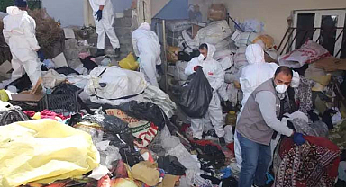 Kötü koku gelen evden 20 ton çöp çıktı