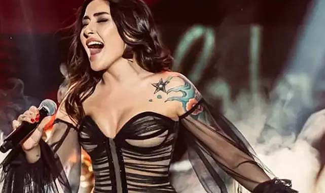 Melek Mosso'nun sahne kostümüne  yorum yağdı