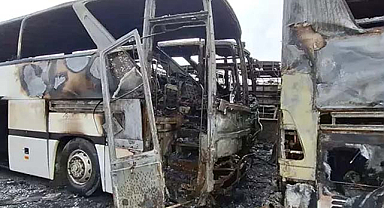 Midibüs otoparkında yangın! 15 araç kül oldu