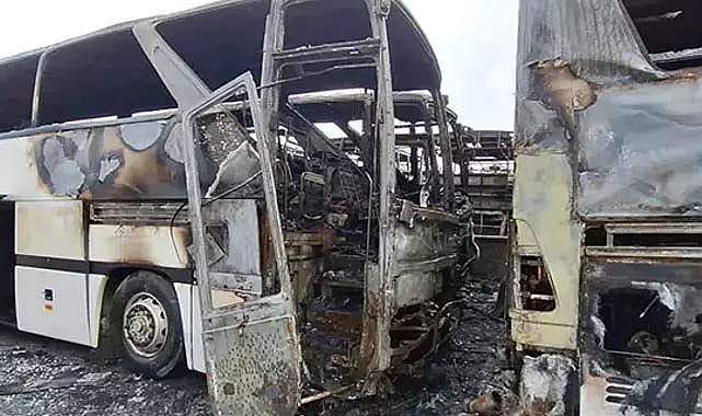 Midibüs otoparkında yangın! 15 araç kül oldu