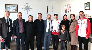 Milli sporcuları evlerinde ziyaret etti