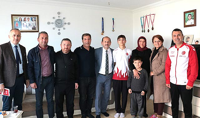 Milli sporcuları evlerinde ziyaret etti