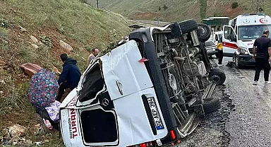Minibüs devrildi: 1'i ağır 15 yaralı
