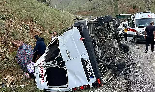 Minibüs devrildi: 1'i ağır 15 yaralı