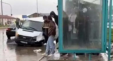 Minibüs kaldırımdaki yayalara çarptı: 1 ölü, 2 yaralı