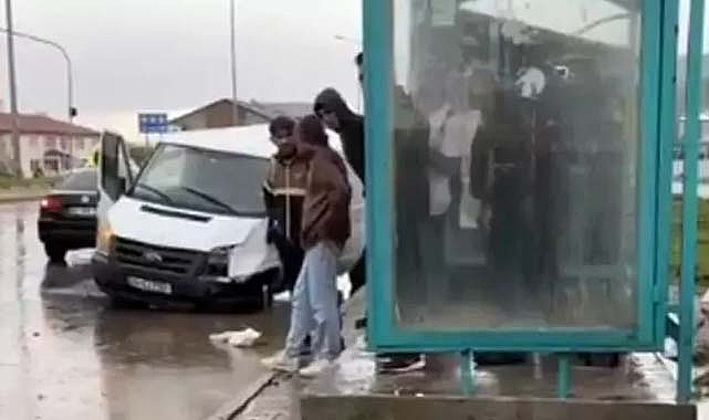 Minibüs kaldırımdaki yayalara çarptı: 1 ölü, 2 yaralı